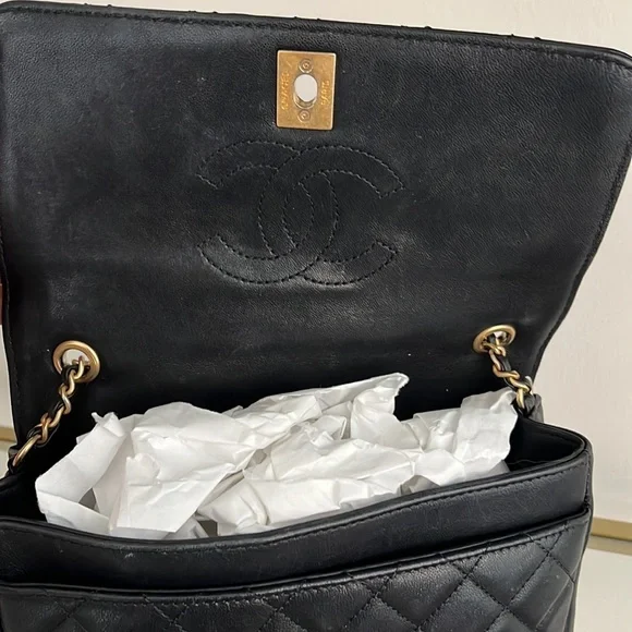 🦄 Authentic GORGEOUS CHANEL
Lambskin Quilted Camellia Flap Black - Picture 9 of 12